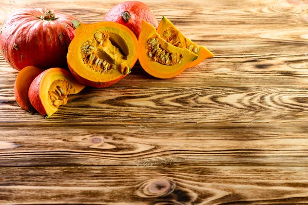 Calabaza naranja en el espacio libre de madera — Foto de Stock