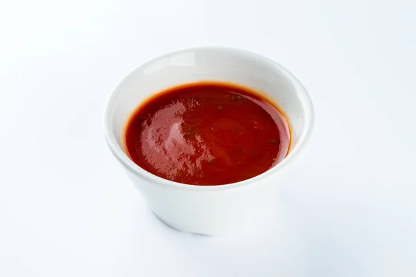 Paradicsom ketchup szósz egy tálban, könnyű háttér — Stock Fotó