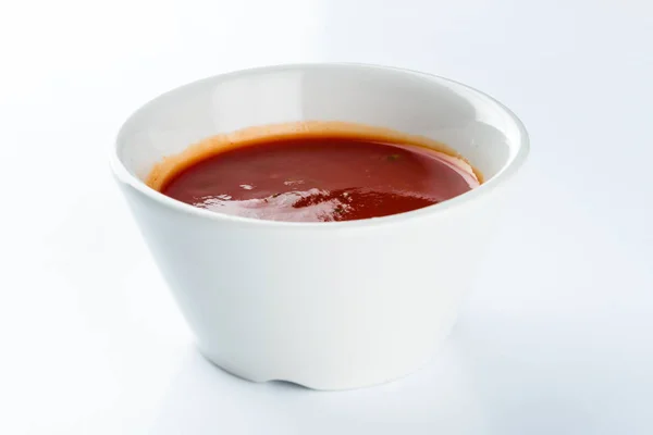 Molho de ketchup de tomate em uma tigela em um fundo leve — Fotografia de Stock