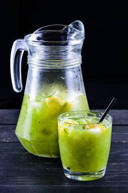 Kivi Meyve, nane ve kireç ile taze Smoothie kokteyl.