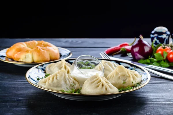 Manti. Traditionele vlees schotel van de volkeren van Centraal-Azië — Stockfoto