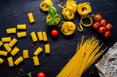 Tahta bir masada farklı türde makarna.