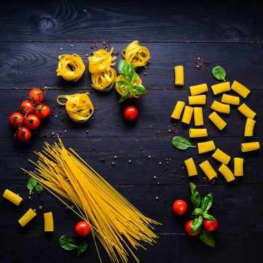 Tahta bir masada farklı türde makarna.