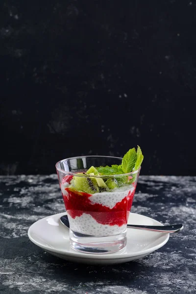 Makanan penutup manis stroberi dan kiwi dalam gelas — Stok Foto