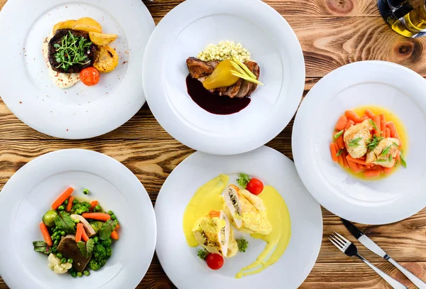 Conjunto de platos preparados sobre la mesa de carne y verduras — Foto de Stock