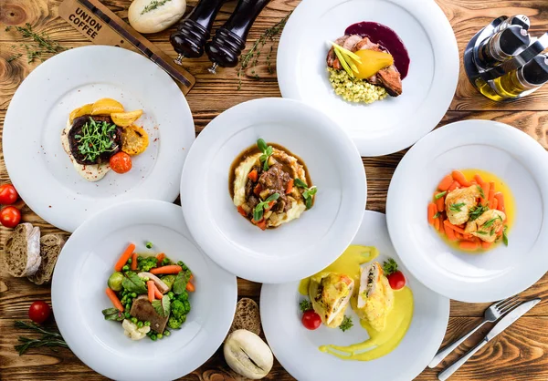 Set di piatti preparati sul tavolo di carne e verdure — Foto Stock