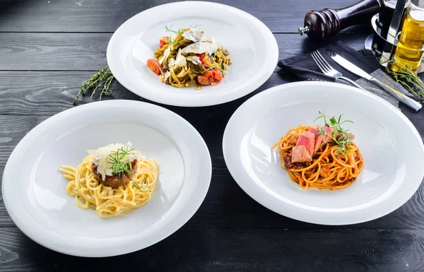 Uppsättning av tre italienska pasta på bordet — Stockfoto