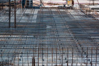 Beton yapıların güçlendirilmesi. Endüstriyel bir atölyenin arka planında armatür. temel oturumlar