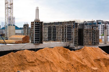 Büyük bir gökdelenin temelini oluşturacak büyük ölçekli bir inşaat alanı. Yeni bir konut inşaatının çimento temeli üzerine inşa halindeki bina