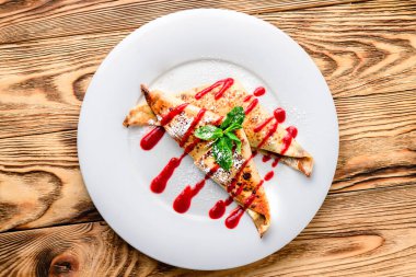 Taze çilekli krepler, üst manzara, kopyalama alanı. Lezzetli krepler, çilek soslu ince krepler.