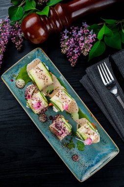 Salatalıklı yuvarlak, füme somonlu suşi ve salatalık dilimlenmiş krem peynirli salatalık.