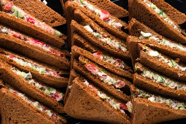 Delicioso Sándwich Con Carne Verduras Mostaza Pan Centeno Sándwich Textura —  Fotos de Stock