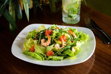 Sağlıklı taze karides ve greyfurtlu greyfurt salatası