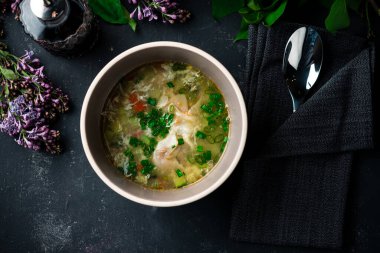 Detokslu tencere sebze çorbası, arka planda sebze çorbası, üst manzara, düz uzanma.