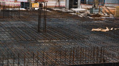 Beton yapıların güçlendirilmesi. Endüstriyel bir atölyenin arka planında armatür. temel oturumlar