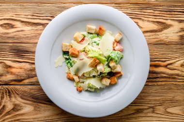 Kraker ve peynirli taze salata.