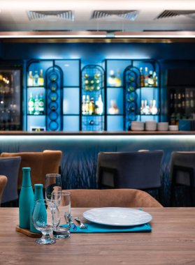 Güzel bir barın arka planında boş bir kafe masası