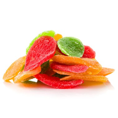 Beyaz arka planda izole edilmiş kurutulmuş renkli meyve dilimi.