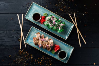 Suşi rulo - somon ve Chuka salatası ile Kyoto. Suşi menü barı. Japon yemeği Suşi en iyi görünümü sunuyordu.