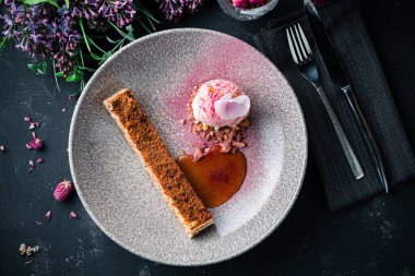 Charlotte 'un elma dilimli bir resmi. Dondurma dilimi ve bir kepçe tatlı. Üst manzara, düz yatış.