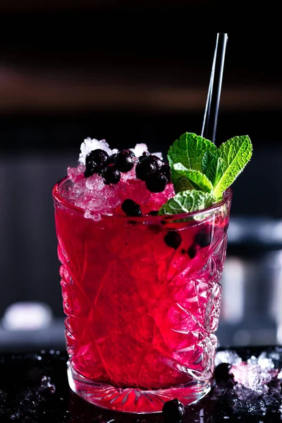 Zomer Paars Roze Cocktail Met Crash Ijsbessen Drankje Zelfgemaakte Limonade — Stockfoto