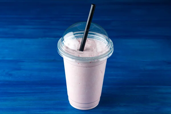 Çilekli Milkshake Siyah Arka Planda Plastik Camla Çilekli Ahududulu Milkshake — Stok fotoğraf