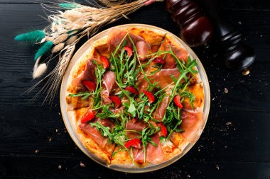 Jambonlu jambonlu pizza, roket roketli roket roketli roket ve ahşap zemin üzerinde çilek İtalyan mutfağı manzaralı, düz uzanmış