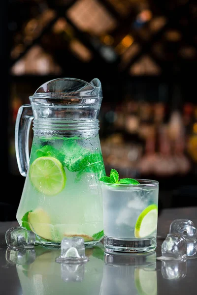 Krug Kalte Limonade Erfrischendes Sommergetränk Freches Wasser Mit Limette Minze — Stockfoto