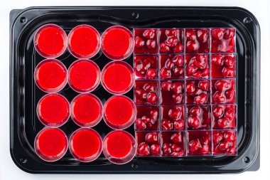 Böğürtlen jölesi ve böğürtlenli panacotta, servis tepsisinde vişneli puding, üst manzara, düz uzanma