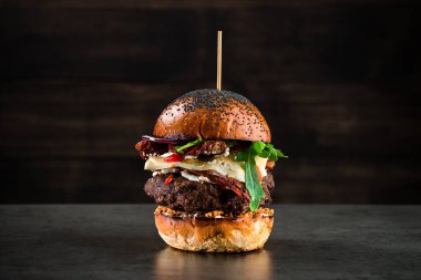 Pastırmalı peynirli burger, etli hamburger, ızgara et, peynir ve pastırma.