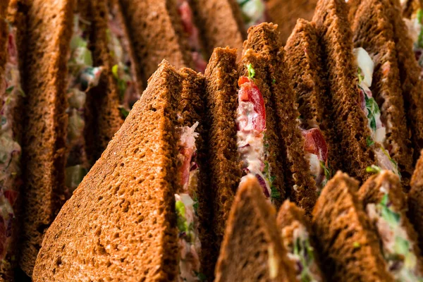 Νόστιμο Σάντουιτς Κρέας Λαχανικά Και Μουστάρδα Ψωμί Σίκαλης Σάντουιτς Closeup — Φωτογραφία Αρχείου