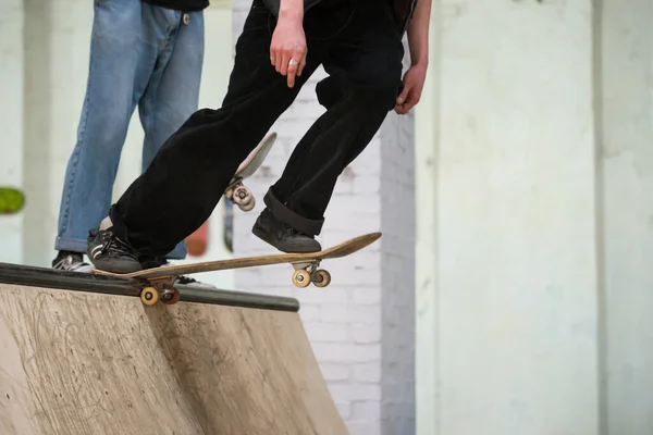 Pattinatore Piedi Sulla Rampa Skate Park Pronto Cavalcare Skate Board — Foto Stock