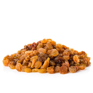 Sağlıklı kuru üzüm yığını, izole edilmiş, beyaz arka planda kuru üzümler..