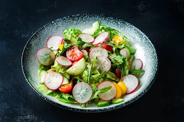 Saláta Retekkel Uborkával Póréhagymával Snidlinggel Ízletes Egészséges Saláta Koncepciója — Stock Fotó