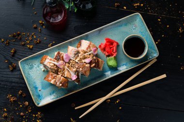 Baharatlı Japon yılan balığı suşili ton balığı dürümleri suşi barında servis edilir.