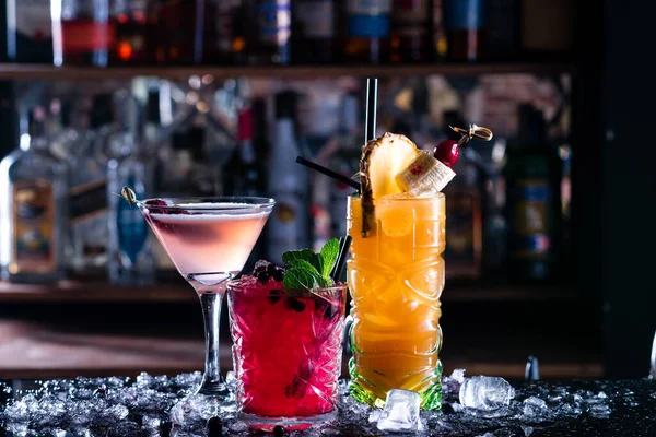 Bar Arka Planında Klasik Alkol Kokteylleri — Stok fotoğraf