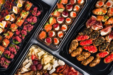 Güzel dekore edilmiş yemek sofrası farklı atıştırmalıklar ve havyarlı aperatifler, parti etkinliği ya da düğün kutlamaları üst manzara, düz yatış.