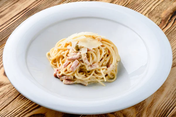 Close Tiro Uma Tigela Branca Cheia Macarrão Espaguete Fattuccine Macarrão — Fotografia de Stock