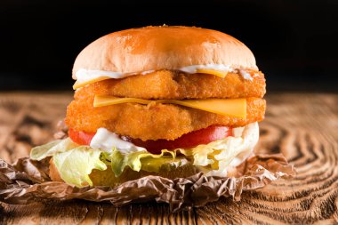 Tavuk ya da balık somonlu ızgara burger, balık köftesi ya da arka planda tavuk burger.