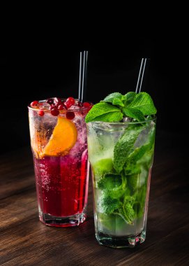 Ahşap arka planda klasik mojito kokteyli.