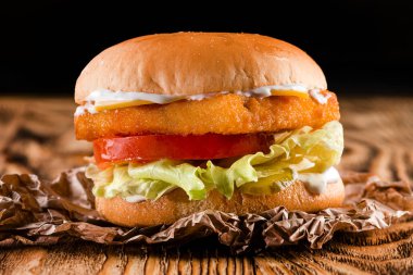 Tavuk ya da balık somonlu ızgara burger, balık köftesi ya da arka planda tavuk burger.