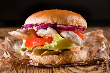 Izgara tavuk fileto burger, gurme tavuklu sandviç ve taze ve sağlıklı malzemeler.