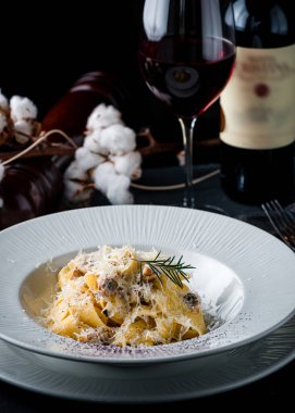 Parmesan peynirli makarna, koyu arkaplan, koyu arkaplanda makarna.