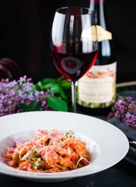 Domates soslu spagetti. İtalyan yemeği Makarnası Norma. Masaya yakın plan ve malzemeler.