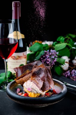 Çilekli tatlı, ahşap zemin üzerinde taze çilek, çilekli tatlı, yabanmersini, mango ve kızarmış karamel.