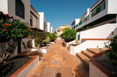 Kasaba merkezindeki apartman ve konut manzarası yükseltilmiş, İspanyol şehir merkezi, orta sınıf konutlar.