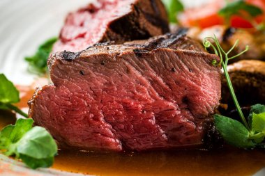 Orta pişmiş bbq bifteği, kanlı biftek.