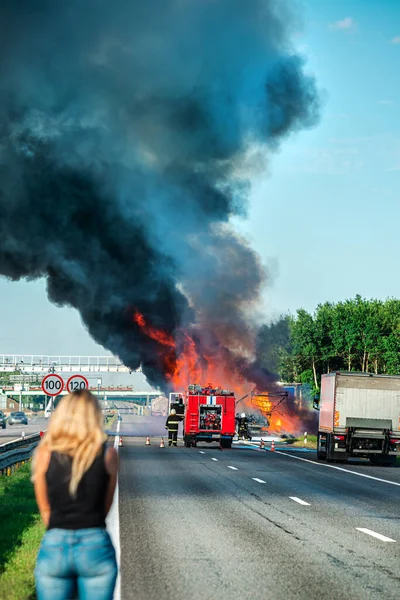 Accidente Incendio Carretera Verticalmente Camión Llamas Con Humo Negro Carretera — Foto de Stock