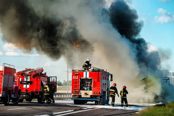 Пожарный Тушит Горящий Автомобиль После Аварии Пожарный Помощью Воды Огнетушитель — стоковое фото