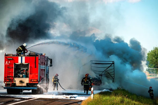 Firefighter Extinguishes Burning Car Accident Fireman Using Water Extinguisher Car — Stock Photo, Image